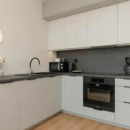 Modern With Parking & Gym By Renters